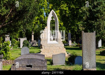 Grab Caspar David Friedrich am Grab von Caspar David Friedrich auf dem Dresdner Trinitatisfriedhof ist anlässlich des 250. Geburtstags des bekanntesten Künstlers der Romantik, ein neues Monument zu sehen. DAS gotische Kirchenfenster aus Sandstein mit einer Eule in Rückansicht auf dem Sims. Der Bau wurde vom Schauspieler und Friedrich-Verehrer Tom Pauls, unterstützt. Dresde Sachsen Deutschland *** tombe de Caspar David Friedrichs Un nouveau monument peut être vu à la tombe de Caspar David Friedrichs dans le cimetière Trinitatisfriedhof de Dresdens pour marquer le 250e anniversaire du plus célèbre artiste romantique les Got Banque D'Images