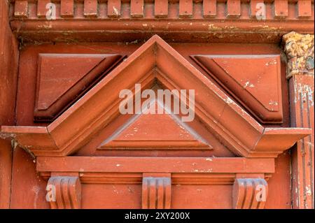 Le design élaboré présente des formes géométriques et des textures dans des tons rouges riches. Banque D'Images