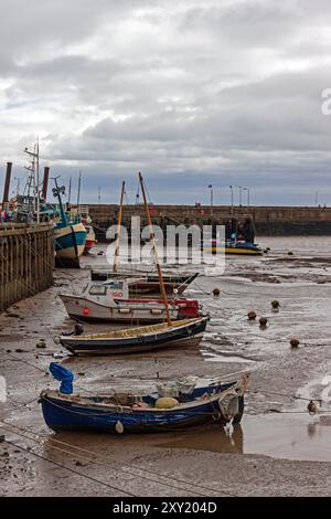 Petits bateaux amarrés au port de Bridlington. Banque D'Images