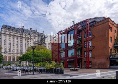 & Un restaurent dans un entrepôt rénové à Puerto Madero, Buenos Aires, Argentine. Derrière se trouve le Libertador Building abritant le ministère de la Défense. Banque D'Images