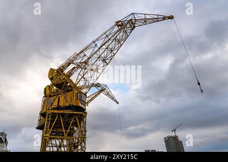 Grues à portique retirées pour le chargement de navires exposées dans les anciens quais de Puerto Madero, Buenos Aires, Argentine. Banque D'Images