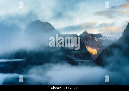 Paysage mystérieux de Milford Sound ou Rahotu avec brume et soleil le matin au parc national de Fjordland, Nouvelle-Zélande Banque D'Images