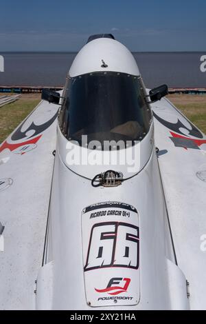 Vue frontale d'un bateau de course sur terre avant une course de F1 Powerboat à Dique Frontal, Termas de Rio Hondo, Argentine. Banque D'Images