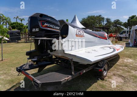 Vue arrière d'un bateau de course sur terre avant une course de F1 Powerboat à Dique Frontal, Termas de Rio Hondo, Argentine. Banque D'Images