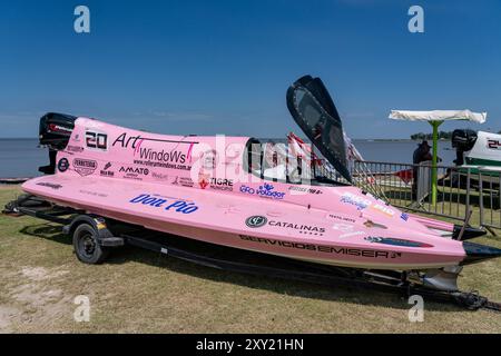 Bateau de course sur terre avant une course de F1 Powerboat à Dique Frontal, Termas de Rio Hondo, Argentine. Banque D'Images