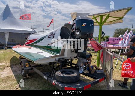 Vue arrière d'un bateau de course sur terre avant une course de F1 Powerboat à Dique Frontal, Termas de Rio Hondo, Argentine. Banque D'Images