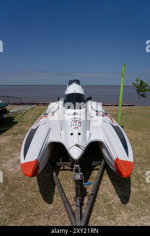 Vue frontale d'un bateau de course sur terre avant une course de F1 Powerboat à Dique Frontal, Termas de Rio Hondo, Argentine. Banque D'Images