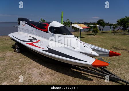 Bateau de course sur terre avant une course de F1 Powerboat à Dique Frontal, Termas de Rio Hondo, Argentine. Banque D'Images