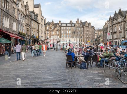 Foules sur le Grassmarket Square d'Édimbourg, Écosse, Royaume-Uni Banque D'Images