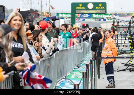 Zandvoort, pays-Bas. 22-25 août 2024. Grand Prix des pays-Bas de formule 1 Heineken. Jeudi, arrivée des chauffeurs. Fans de F1 pendant la promenade dans les stands. Banque D'Images