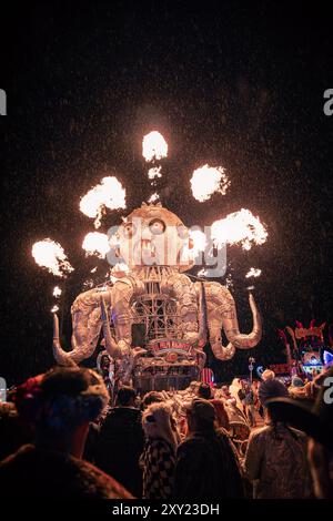 Une foule se rassemble autour de la voiture d'art El Pulpo très réputée à Unscruz, l'événement régional Burning Man pour la région de Bay Area, en Californie du Nord. Banque D'Images