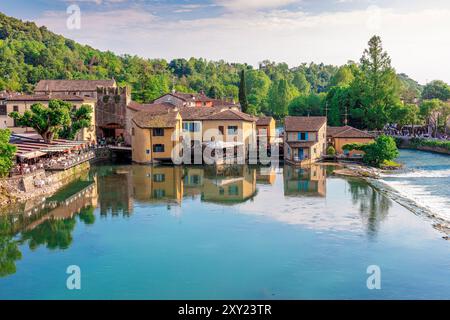 Borghetto sul mincio montrant des restaurants et des cascades sur la rivière mincio Banque D'Images