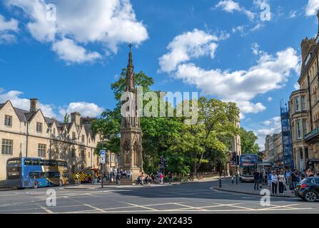 Vue sur Magdalen Street vers le Mémorial des Martyrs, Oxford, Oxfordshire, Angleterre, Royaume-Uni Banque D'Images