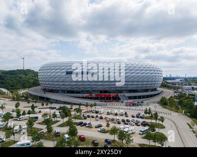 MUNICH, ALLEMAGNE - AOÛT 27 : FC Bayern baut Ladepark an Allianz Arena mit Unterstuetzung durch MAN Trucks. Banque D'Images