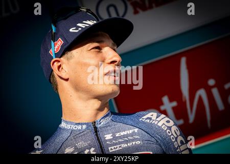 Bilzen, Belgique. 27 août 2024. Le belge Jasper Philipsen d'Alpecin-Deceuninck photographié lors de la présentation des équipes en amont de la course cycliste multi-étapes Renewi Tour qui débutera demain, mardi 27 août 2024. La course de cinq jours se déroule en Belgique et aux pays-Bas. BELGA PHOTO DAVID PINTENS crédit : Belga News Agency/Alamy Live News Banque D'Images