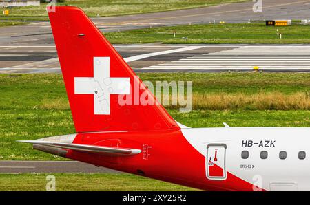 Heckflosse eines Embraer 190-E2 der Schweizer Fluggesellschaft Helvetic Airways. Enregistrement HB-AZK. (Zürich, Schweiz, 18.07.2023) Banque D'Images