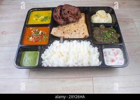 Thali indien végétarien, cuisine indienne maison avec lentille dal, paneer, roti, riz, caillé et chutney, Hindu Veg Thali, Indian Food Thali. Banque D'Images