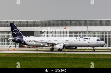 Munich, Allemagne, 8 avril 2024 : un Airbus A321-231 de Lufthansa décolle de la piste de l'aéroport de Munich. Enregistrement d-AIDX. (Photo de Andreas Haas/di Banque D'Images