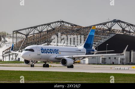 Munich, Allemagne, 8 avril 2024 : un Airbus A320-214 au départ des taxis Discover Airlines jusqu'à la piste de l'aéroport de Munich. Enregistrement d-AIUU. (Photo par Andreas Banque D'Images