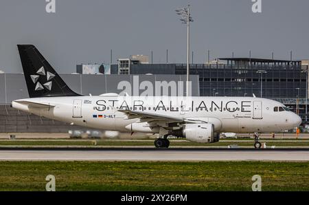 Munich, Allemagne, 8 avril 2024 : un Airbus Airbus A319-114 CityLine de Lufthansa jusqu'à la piste de l'aéroport de Munich. L'avion porte une livrée Star Alliance. Banque D'Images