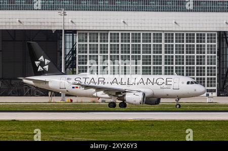 Munich, Allemagne, 8 avril 2024 : un Airbus Airbus A319-114 CityLine de Lufthansa jusqu'à la piste de l'aéroport de Munich. L'avion porte la livrée StarAlliance. R Banque D'Images