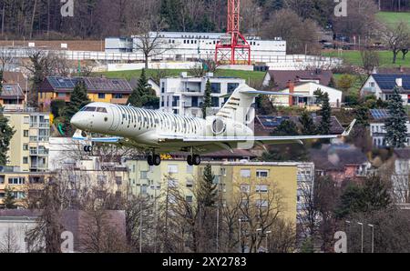 Zurich, Suisse, 16 mars 2024 : un Bombardier BD-700-1A10 Global Express d’Execaire est en approche finale de l’aéroport de Zurich. Enregistrement C-GCDS. Banque D'Images