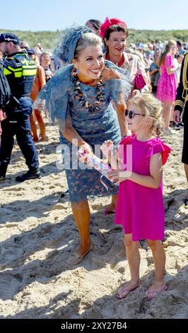 Domburg, Niederlande. 27 août 2024. Reine Maxima des pays-Bas à la plage de Domburg, le 27 août 2024, pour visiter Beach Club Oaxaca lors d'une visite régionale à Walcheren dans la province de Zélande crédit : Albert Nieboer/Netherlands OUT/point de vue OUT/dpa/Alamy Live News Banque D'Images