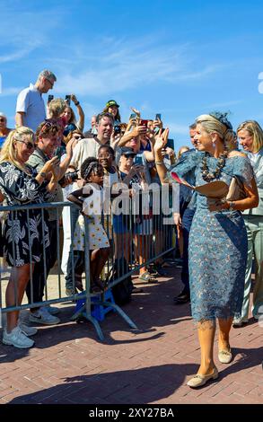 Domburg, Niederlande. 27 août 2024. Reine Maxima des pays-Bas à la plage de Domburg, le 27 août 2024, pour visiter Beach Club Oaxaca lors d'une visite régionale à Walcheren dans la province de Zélande crédit : Albert Nieboer/Netherlands OUT/point de vue OUT/dpa/Alamy Live News Banque D'Images