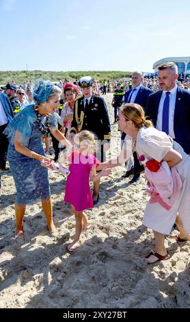 Domburg, Niederlande. 27 août 2024. Reine Maxima des pays-Bas à la plage de Domburg, le 27 août 2024, pour visiter Beach Club Oaxaca lors d'une visite régionale à Walcheren dans la province de Zélande crédit : Albert Nieboer/Netherlands OUT/point de vue OUT/dpa/Alamy Live News Banque D'Images