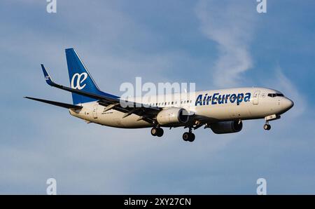 Un Boeing 737-85P d'Air Europa est en approche finale de l'aéroport de Zurich. Enregistrement EC-LYR. (Zurich, Suisse, 20.03.2024) Banque D'Images