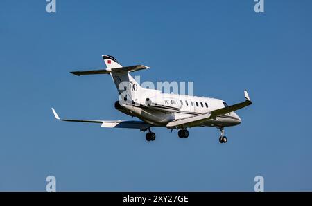 Zurich, Suisse, 10 mai 2024 : le Hawker 900XP d'un propriétaire privé est en approche finale de l'aéroport de Zurich. Enregistrement TC-DIO. (Photo par Andreas Banque D'Images