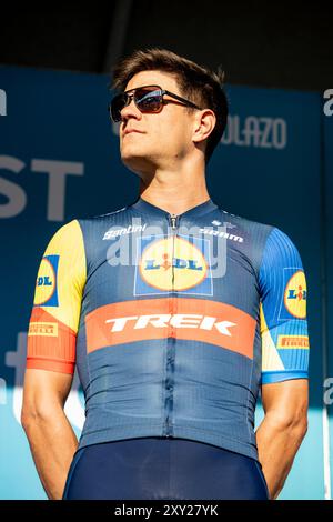 Bilzen, Belgique. 27 août 2024. Le belge Jasper Stuyven de Lidl-Trek photographié lors de la présentation des équipes avant la course cycliste multi-étapes Renewi Tour qui débutera demain, mardi 27 août 2024. La course de cinq jours se déroule en Belgique et aux pays-Bas. BELGA PHOTO DAVID PINTENS crédit : Belga News Agency/Alamy Live News Banque D'Images