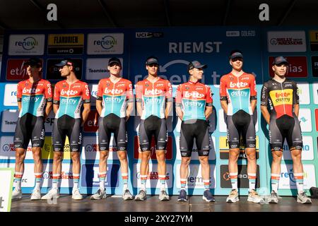 Bilzen, Belgique. 27 août 2024. Les coureurs de Lotto Dstny photographiés lors de la présentation des équipes avant la course cycliste multi-étapes 'Renewi Tour' qui débutera demain, le mardi 27 août 2024. La course de cinq jours se déroule en Belgique et aux pays-Bas. BELGA PHOTO DAVID PINTENS crédit : Belga News Agency/Alamy Live News Banque D'Images