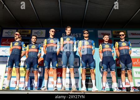 Bilzen, Belgique. 27 août 2024. Les coureurs de Lidl-Trek photographiés lors de la présentation des équipes en amont de la course cycliste multi-étapes Renewi Tour qui débutera demain, mardi 27 août 2024. La course de cinq jours se déroule en Belgique et aux pays-Bas. BELGA PHOTO DAVID PINTENS crédit : Belga News Agency/Alamy Live News Banque D'Images