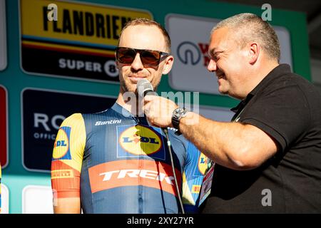 Bilzen, Belgique. 27 août 2024. Le belge Edward Theuns de Lidl-Trek photographié lors de la présentation des équipes en amont de la course cycliste multi-étapes Renewi Tour qui débutera demain, mardi 27 août 2024. La course de cinq jours se déroule en Belgique et aux pays-Bas. BELGA PHOTO DAVID PINTENS crédit : Belga News Agency/Alamy Live News Banque D'Images