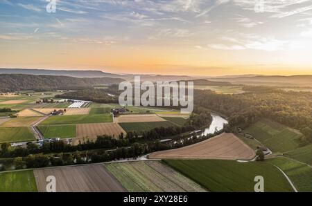 Andelfingen, Suisse, 21 juillet 2024 : la rivière Thur serpente à travers le paysage du pays viticole de Zurich au coucher du soleil. (Photo par Andreas Haa Banque D'Images