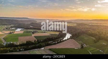 Andelfingen, Suisse, 21 juillet 2024 : la rivière Thur serpente à travers le paysage du pays viticole de Zurich au coucher du soleil. (Photo par Andreas Haa Banque D'Images