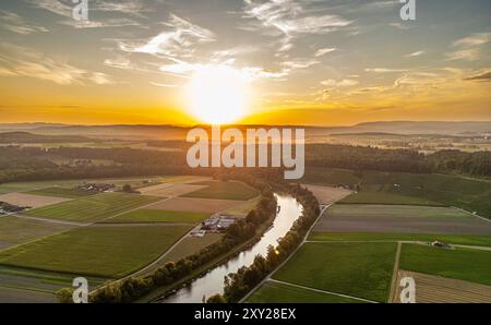 Andelfingen, Suisse, 21 juillet 2024 : la rivière Thur serpente à travers le paysage du pays viticole de Zurich au coucher du soleil. (Photo par Andreas Haa Banque D'Images