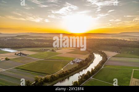 Andelfingen, Suisse, 21 juillet 2024 : la rivière Thur serpente à travers le paysage du pays viticole de Zurich au coucher du soleil. (Photo par Andreas Haa Banque D'Images