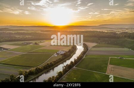 Andelfingen, Suisse, 21 juillet 2024 : la rivière Thur serpente à travers le paysage du pays viticole de Zurich au coucher du soleil. (Photo par Andreas Haa Banque D'Images