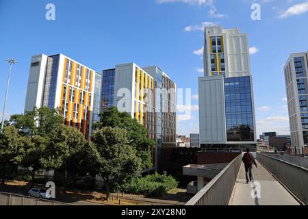 Étudiant traversant la passerelle du canal Basin à Coventry Banque D'Images