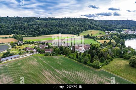 Schlatt, Suisse, 7 juillet 2024 : vue panoramique de l'ancien monastère de femmes Paradies, situé sur le Rhin. (Photo de Andreas Haas/ Banque D'Images