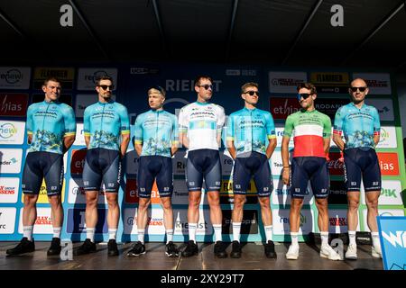 Bilzen, Belgique. 27 août 2024. Les coureurs d'Astana Qazaqstan photographiés lors de la présentation des équipes avant la course cycliste multi-étapes 'Renewi Tour' qui débutera demain, mardi 27 août 2024. La course de cinq jours se déroule en Belgique et aux pays-Bas. BELGA PHOTO DAVID PINTENS crédit : Belga News Agency/Alamy Live News Banque D'Images