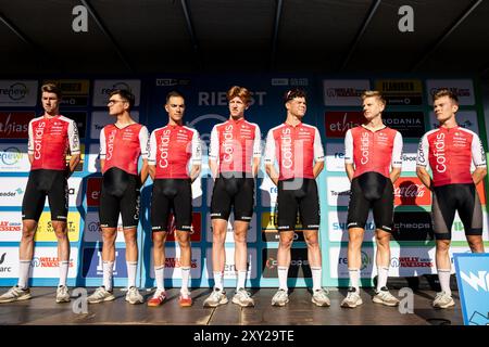 Bilzen, Belgique. 27 août 2024. Les coureurs de Cofidis photographiés lors de la présentation des équipes en amont de la course cycliste multi-étapes Renewi Tour qui débutera demain, mardi 27 août 2024. La course de cinq jours se déroule en Belgique et aux pays-Bas. BELGA PHOTO DAVID PINTENS crédit : Belga News Agency/Alamy Live News Banque D'Images