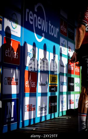 Bilzen, Belgique. 27 août 2024. Les coureurs photographiés sur le podium lors de la présentation des équipes en amont de la course cycliste multi-étapes Renewi Tour qui débutera demain, mardi 27 août 2024. La course de cinq jours se déroule en Belgique et aux pays-Bas. BELGA PHOTO DAVID PINTENS crédit : Belga News Agency/Alamy Live News Banque D'Images