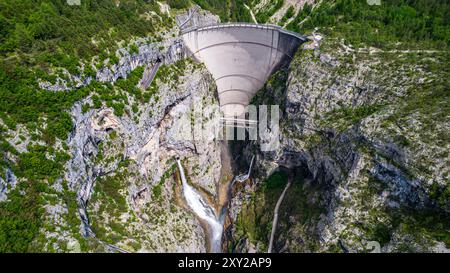 Pordenone 2024. Vue aérienne du barrage de Vajont et des montagnes le long de la rivière Vajont. Juillet 2024 Frioul-Vénétie Julienne, Italie Banque D'Images