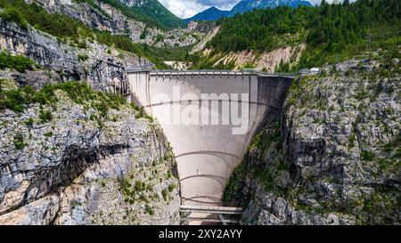 Pordenone 2024. Vue aérienne du barrage de Vajont et des montagnes le long de la rivière Vajont. Juillet 2024 Frioul-Vénétie Julienne, Italie Banque D'Images