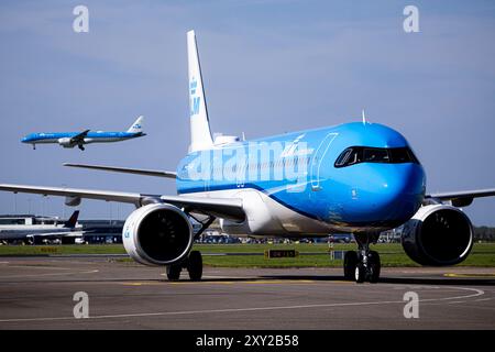 SCHIPHOL - le premier Airbus A321neo de KLM, après avoir atterri de l'usine Airbus à Hambourg, à l'aéroport de Schiphol. Pour KLM, l’arrivée de l’A321neo marque une étape dans le renouvellement de sa flotte vers des avions plus propres, plus silencieux et plus économes en carburant. ANP RAMON VAN FLYMEN pays-bas OUT - belgique OUT Banque D'Images