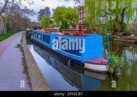 Étroites bateaux étroits en bois bleu ou péniches amarrées et amarrées sur la rivière dans le quartier résidentiel de Maida Vale. Londres avec la vision du p Banque D'Images