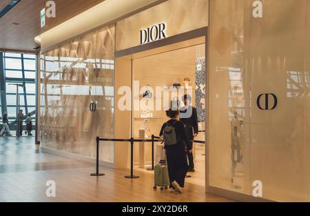 Osaka, Japon - 05.13.2024 : Dior, la multinationale française de la maison de mode de luxe en duty free à l'aéroport international du Kansai à Osaka. Banque D'Images